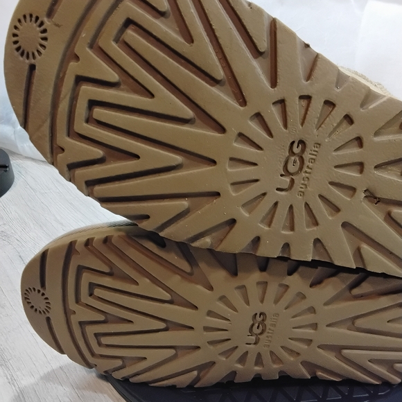 UGG Womens Classic Short Natural Sand Boots Booties Wool Fleece Lining SIZE 9 - Picture 11 of 13